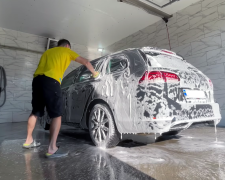 Украинским водителям запретили мыть свои авто. Фото: YouTube