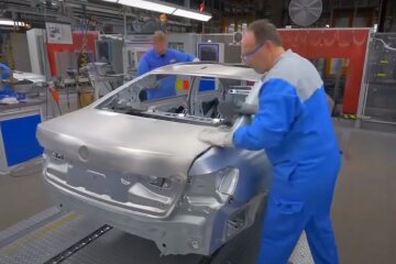 Виробництво авто. Фото: YouTube, скрін