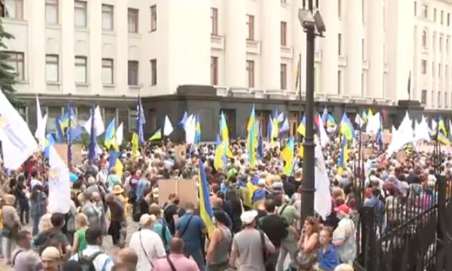 Под ОП люди Порошенко устроили митинг. Фото: скриншот YouTube