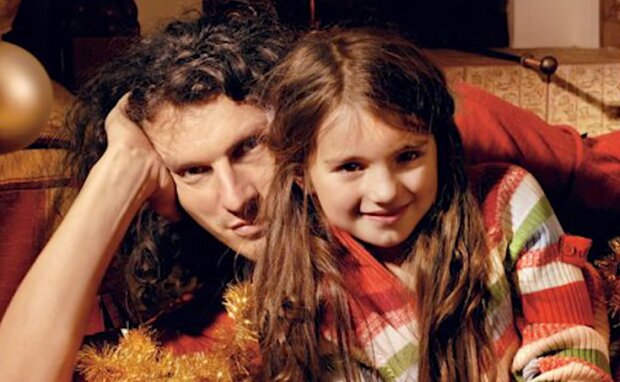 Андрей Кузьменко с дочерью. Фото: скрин youtube