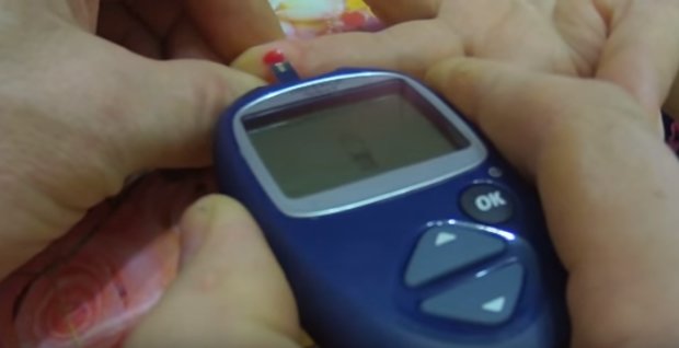 Измерение уровня сахара в крови глюкометром. Фото: скриншот Youtube