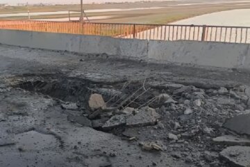 Діра в Чонгарському мості. Фото: скріншот YouTube-відео