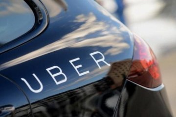 Таксист Uber стал звездой интернета, заехав прямо в здание вокзала. Фото