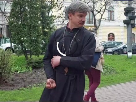 Чоловік у рясі вдарив дівчину. Подробиці про скандального «священника» у Києві