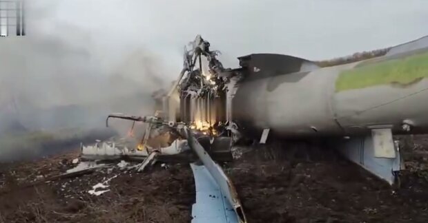 Розбитий літак окупантів. Фото: YouTube, скрін
