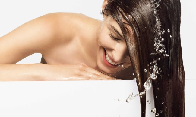 Почему нельзя часто мыть голову: врачи рассказали, чем это обернется