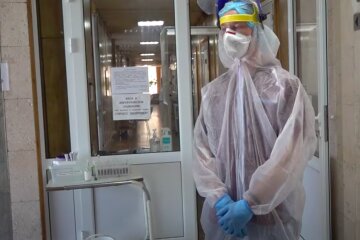 Валятся с ног, но держатся: в Харькове выпускники из Купянска трудятся в инфекционке