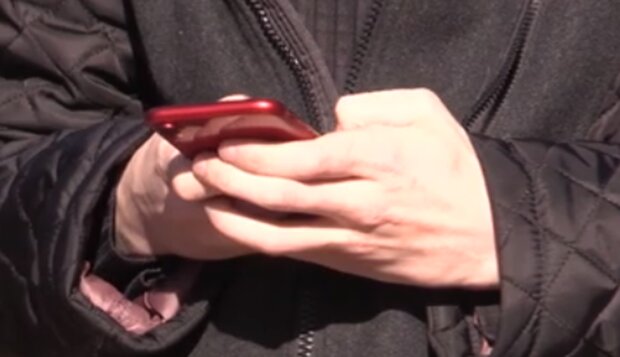 Мобільний телефон. Фото: скріншот YouTube-відео