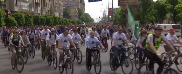 Люди будут ездить на велосипедах. Фото: скриншот YouTube