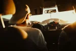 Водій за кермом автомобіля на одеській трасі