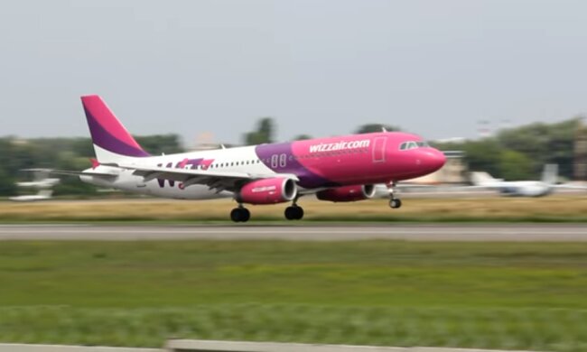 Популярный лоукостер Wizz Air возобновляет рейсы из Киева. Фото: скриншот YouTube
