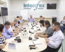 Обговорення продажу ліків на АЗС, круглий стіл