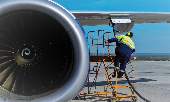 Заправка самолета, фото: Антон Подгайко / ТАСС