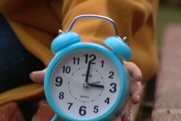 Українцям назвали важливе уточнення щодо переходу на зимовий час. Фото: Скрін YouTube