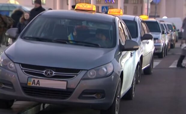 Водителей такси обяжут покупать патент. Фото: YouTube, скрин