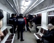 ЧП в киевском метро: драка в вагоне попала на видео: это настоящий «замес»