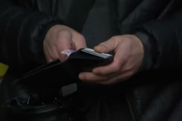 В Украине из оборота изымают купюры и монеты. Фото: скриншот Youtube-видео