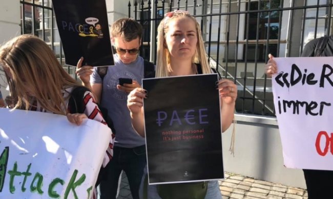 Киевляне вышли на улицы из-за решения ПАСЕ по России. Пикетируют посольства стран, которые поддержали отмену санкций.  Фото