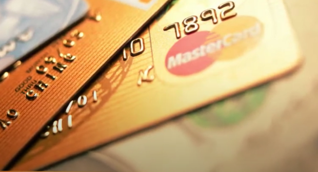 Банки меняют лимиты на переводы средств с карты на карту. Фото: YouTube