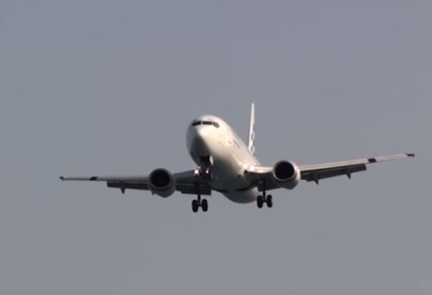 Самолет в небе. Фото: скриншот YouTube-видео