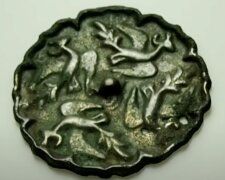 Древнее бронзовое зеркало. Фото: скриншот YouTube