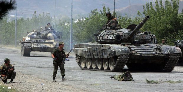 Что-то начнется: РФ на Донбассе срочно стягивает тяжелую технику и оборудует боевые позиции