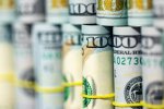 Гривневі купюри та долари США — банки скоротили імпорт готівкової валюти в Україну