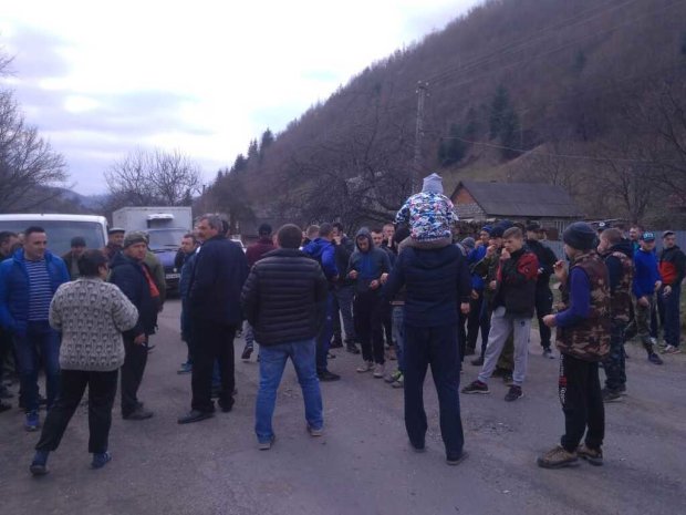 Украина решила оградиться забором от Румынии: жители вышли с протестом. Фото