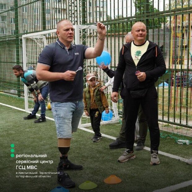 Ветерани МВС грають у волейбол сидячи на чемпіонаті України