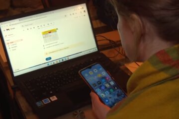 Робота за ноутбуком. Фото: скріншот YouTube-dbltj