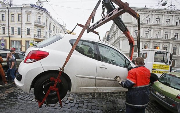 Не избежал участи даже Porsche: киевские инспектора расчищают улицы от "героев парковки" (фото)