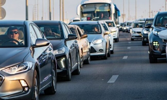 В Киеве перекроют мост: водителей предупредили, проехать невозможно