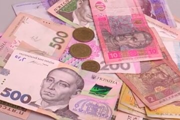 Колапс у ПФУ: батькам масово не платять дитячі гроші, чи повернуть виплати