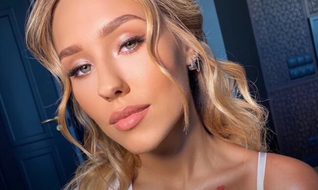 Показала соблазнительные холмики: одеяло сползло со спящей  Квитковой, ну и красота