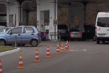 Цены на бензин падают. Фото: скрин Факты