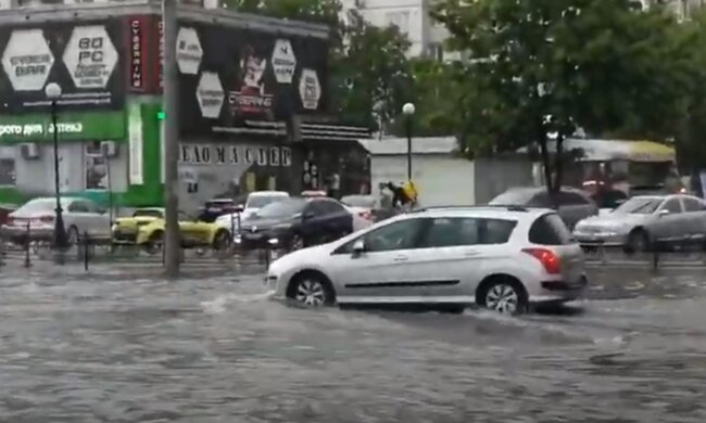 Ливень. Фото: скриншот YouTube-видео
