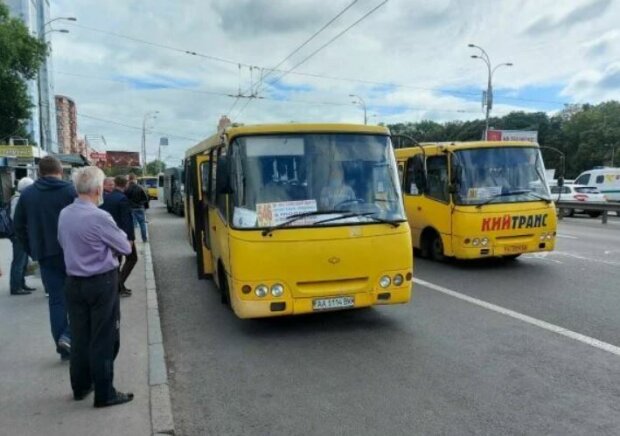 Автобусы не поедут, дорогу перекрыли: Киев колотит от протестов, но власти не слышат