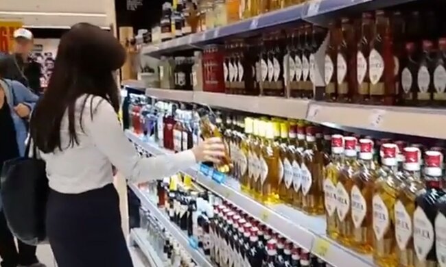 Алкоголь в супермаркете. Фото: скриншот YouTube-видео