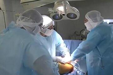 Лікарі. Фото: скриншот Youtube-відео