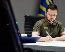 Володимир Зеленський підписує укази про нагородження військових