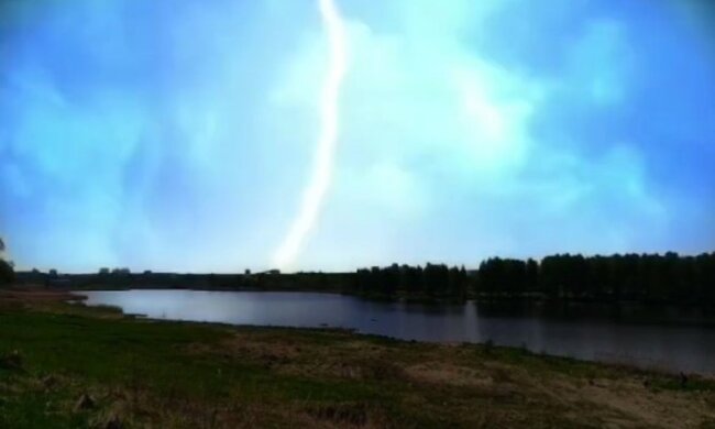 Блискавка. Фото: скриншот Youtube