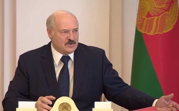 В деревне ОРВИ нет, считает Лукашенко. Фото: скрин youtube