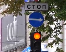 Дорожні знаки, світлофор. Фото: скріншот Youtube