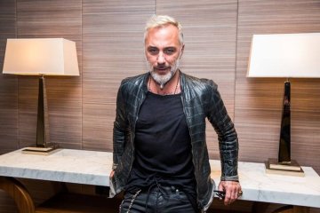 Танцующий "дед"-миллионер взорвал сеть новым танцем: откуда силы берет