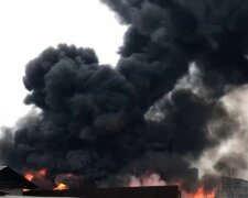Моторошне НП у столиці: у центрі міста величезна пожежа, половину Києва заволокло чорним димом. Фото, відео