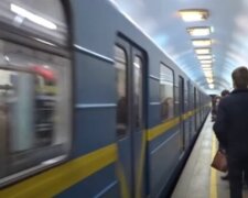 Это даже не ливень: в Киеве затопило станцию метро, ведра и тряпки не помогают
