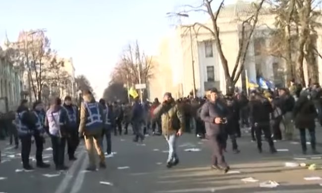 Под Верховной Радой проходит митинг. Фото: youtube