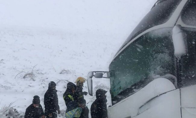 Непогода на дорогах. Фото: Нацполіція