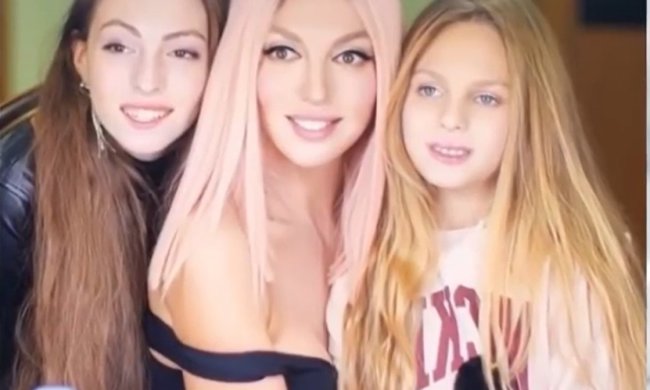 Оля Полякова с дочками. Фото: скриншот Instagram