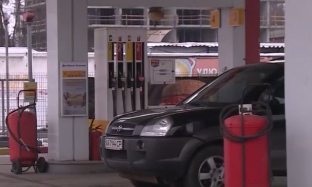 Стоимость бензинов и ДТ в Украине продолжает падать. Фото: youtube
